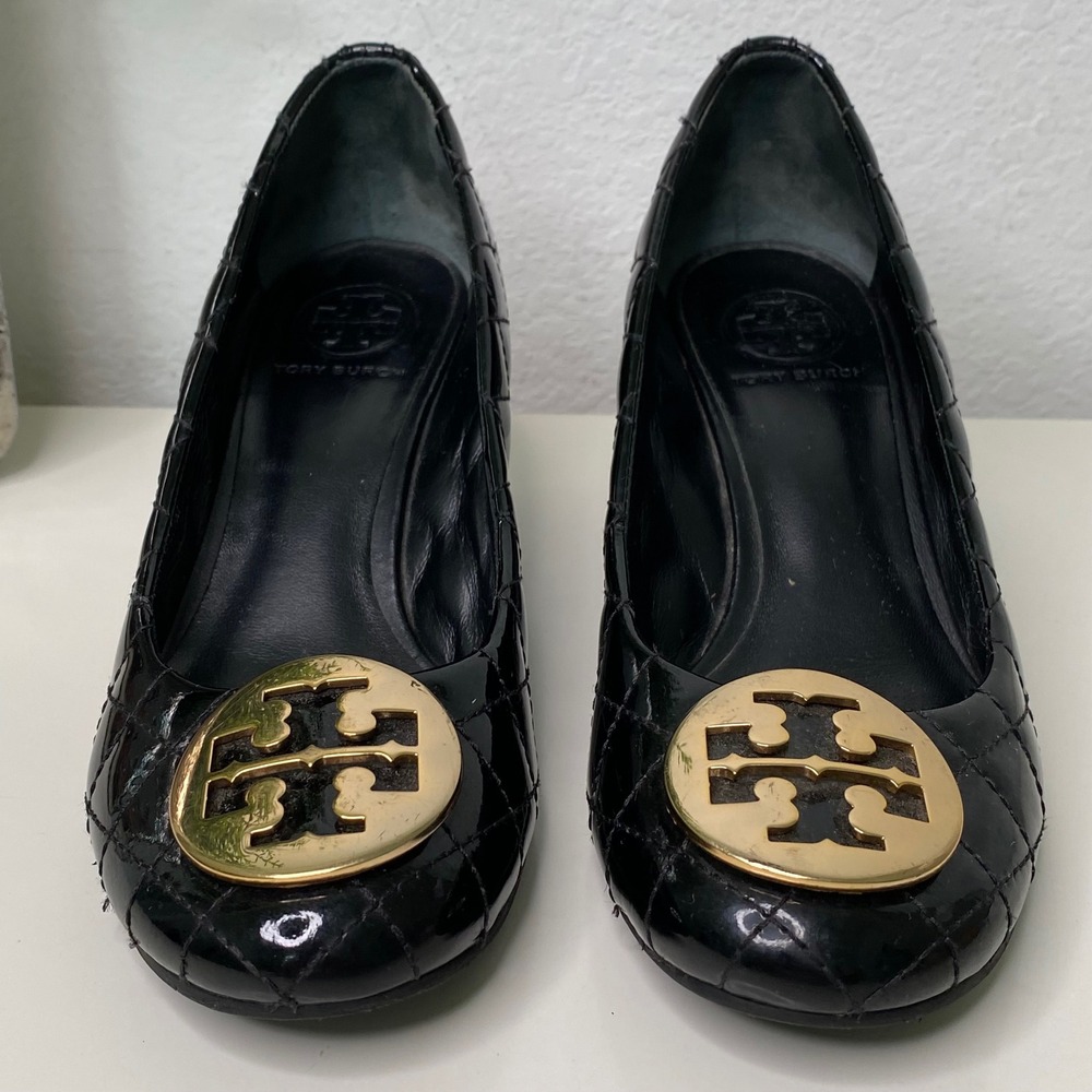 Tory Burch Black Patent Leather Quilted Wedge Heel Pumps Gold Logo Designer SZ 7 - Picture 4 of 8